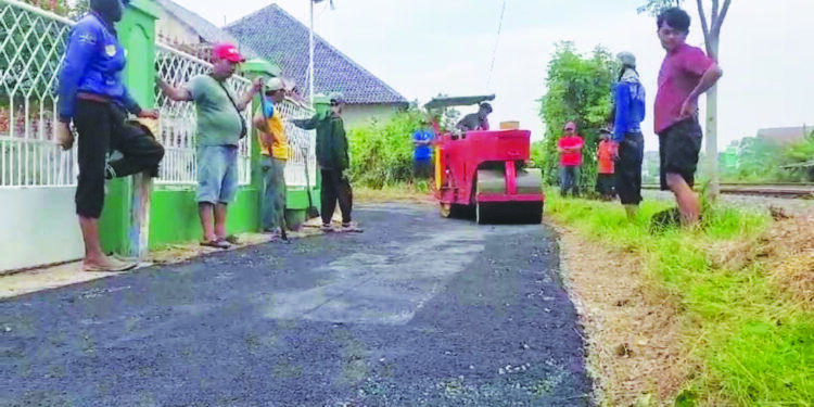 Pemdes Sidamulya Manfaatkan DIDes untuk Pengaspalan Jalan