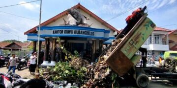 Protes Keberadaan TPAS, Warga Bongkar Sampah Depan Balai Desa Kubangdeleg