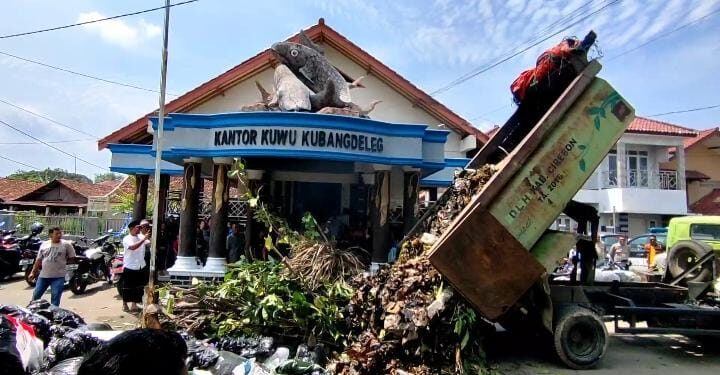 Protes Keberadaan TPAS, Warga Bongkar Sampah Depan Balai Desa Kubangdeleg