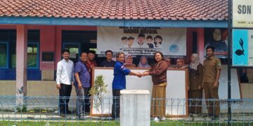 PWI Majalengka Serahkan Bantuan Kelengkapan Pendidikan ke SDN 1 Gandasari