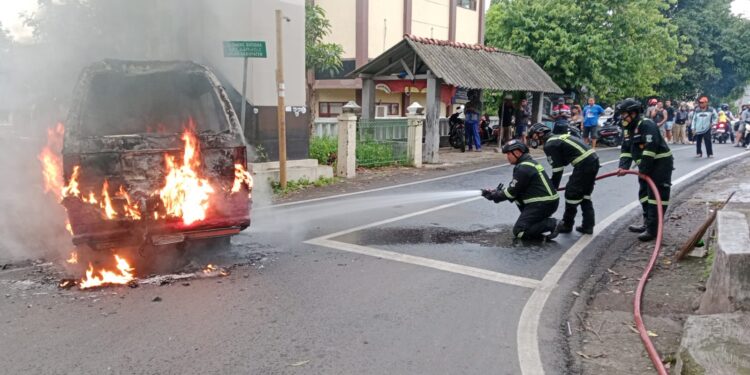 Sebuah Angkot Terbakar Dekat SPBU Usai Isi BBM