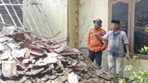 Diguyur Hujan Deras dan Angin Kencang, Rumah Lansia 90 Tahun Warga Ciwaringin Ambruk