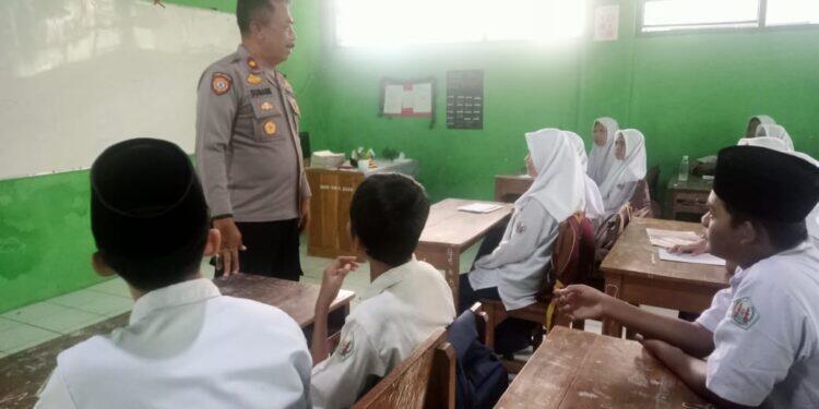 Polsek Arjawinangun Kunjungi Siswa MTs Negeri 3 Cirebon Sosialisasikan Tentang Kenakalan Remaja
