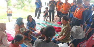 Tinjau Banjir, Pj Bupati Cirebon Salurkan Bantuan