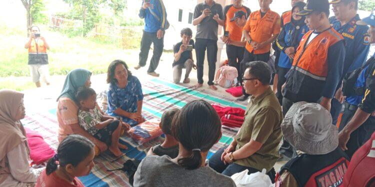 Tinjau Banjir, Pj Bupati Cirebon Salurkan Bantuan