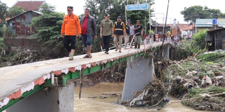 Tuntaskan Penanganan di Area Banjir, Kemensos dan Pemkab Cirebon Turun Langsung ke Lokasi