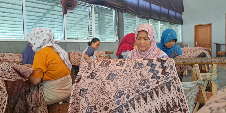 Pj Bupati Cirebon Berharap Teknik Merawit Bisa Gairahkan Pembatik Muda