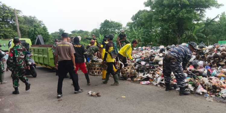 Forkopimcam Gebang Tangani Masalah Sampah di TPS Desa Gebang Kulon