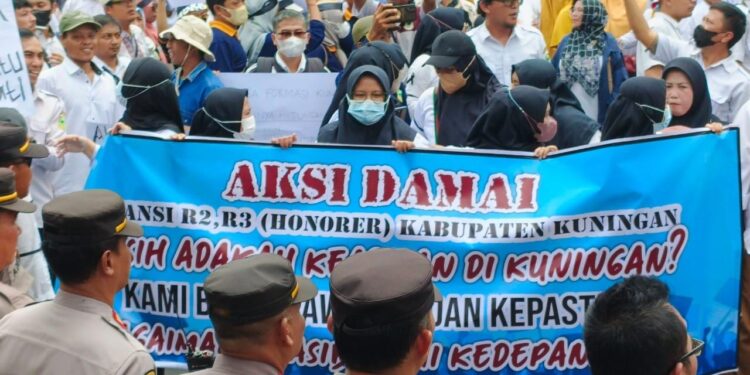 Tuntut Keadilan dan Kepastian, Ratusan Tenaga Honorer Kuningan Unjuk Rasa