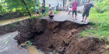 Jalur Utama Desa Sidamulya-Pesantren Buntet Tergerus Banjir