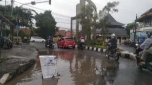 Setelah Viral di Media, Pemda Majalengka Akhirnya Perbaiki Jalan Rusak di Tugu Botol Kecap