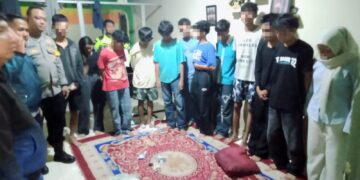 Petugas mengamankan belasan remaja di sebuah rumah di Kecamatan Kedawung wilayah hukum Polres Cirebon Kota, Selasa malam (25/2). (Foto: Ist/FC:)