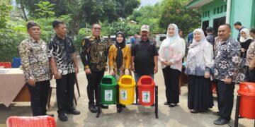 Andru Berikan Bantuan Tempat Sampah Terpilah ke DLH