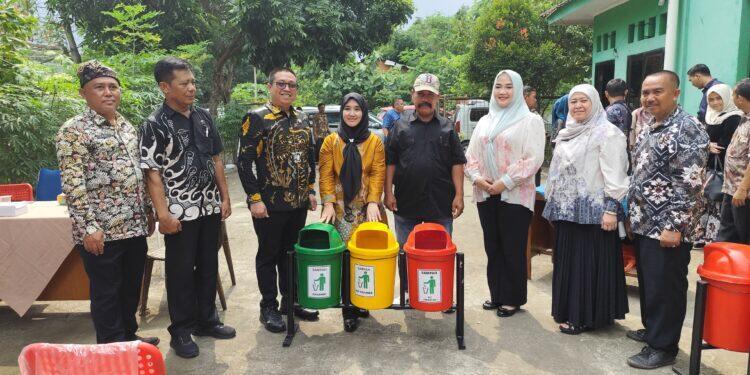 Andru Berikan Bantuan Tempat Sampah Terpilah ke DLH