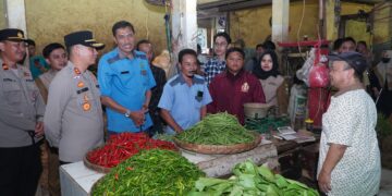 Mahasiswa dan Kapolres Ciko Pantau Harga Bahan Pokok Jelang Ramadhan