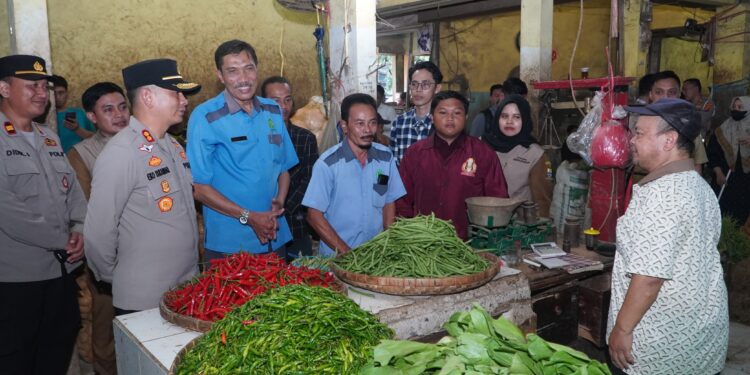 Mahasiswa dan Kapolres Ciko Pantau Harga Bahan Pokok Jelang Ramadhan