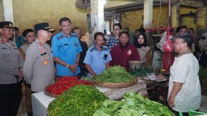 Mahasiswa dan Kapolres Ciko Pantau Harga Bahan Pokok Jelang Ramadhan