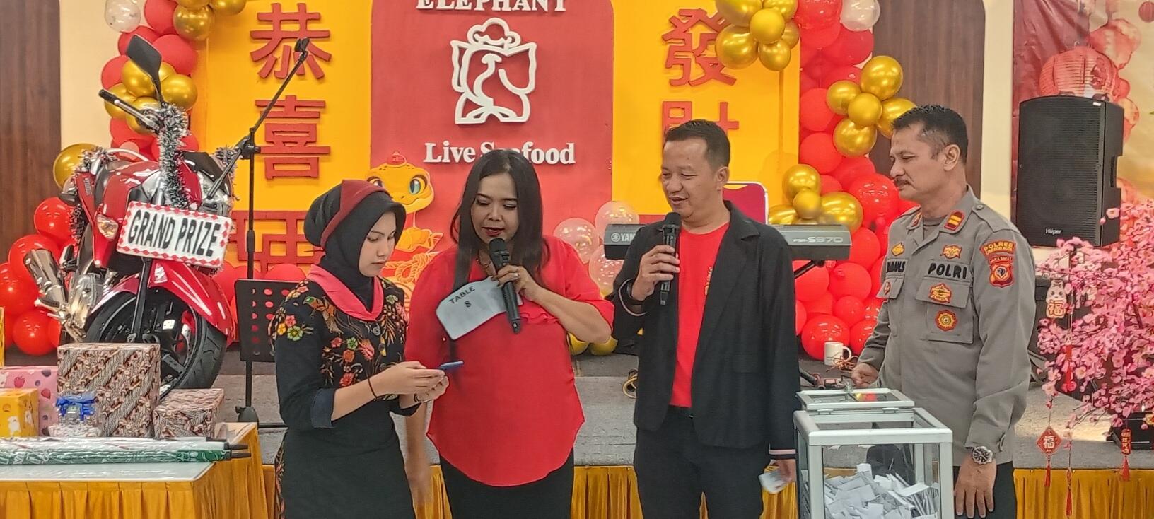 Customer Setia Restoran Lucky Elephant Menangkan Undian Motor Sport 