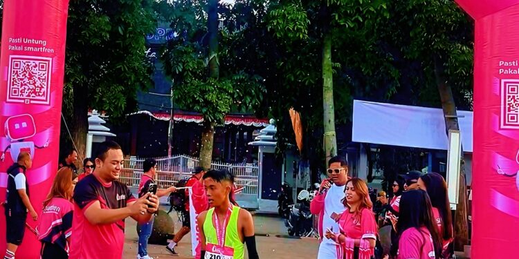 Ratusan Orang Ramaikan Smartfren Fun Run 2025