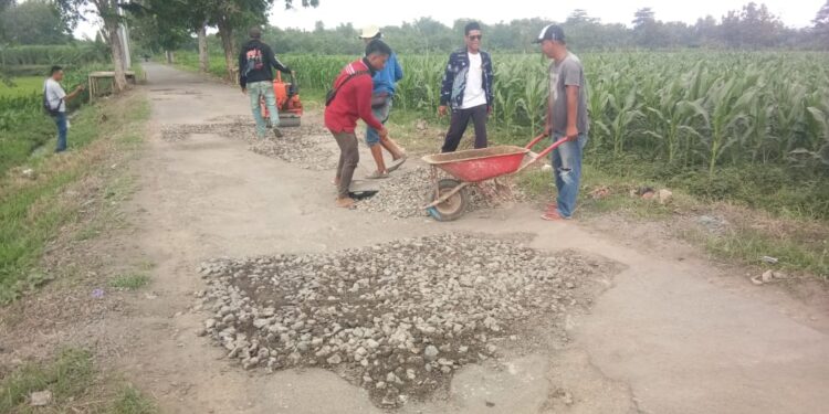 Jalan Poros Desa Kaligawe Wetan Diperbaiki Masyarakat