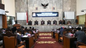 Hadiri Paripurna, Pj Bupati Cirebon Sampaikan Urgensi Raperda KTR dan Kependudukan