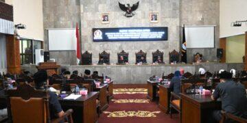Hadiri Paripurna, Pj Bupati Cirebon Sampaikan Urgensi Raperda KTR dan Kependudukan