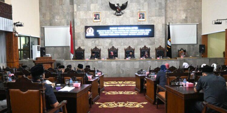 Hadiri Paripurna, Pj Bupati Cirebon Sampaikan Urgensi Raperda KTR dan Kependudukan