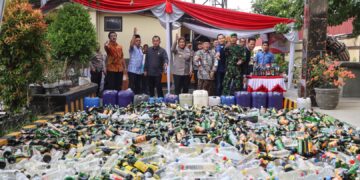 Polresta Cirebon Musnahkan Ribuan Botol Miras