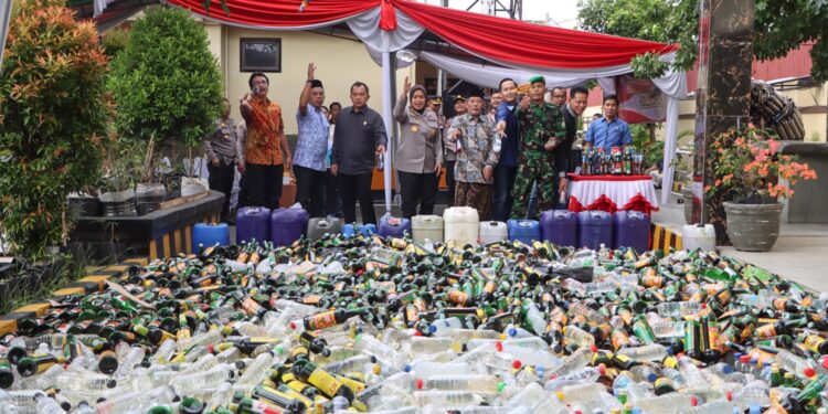 Polresta Cirebon Musnahkan Ribuan Botol Miras