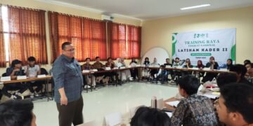 Nampak Ketua Bawaslu RI, Rahmat Bagja mengisi materi di LK 2 HMI Cabang Kuningan. (Foto: Ali/FC)