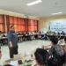 Nampak Ketua Bawaslu RI, Rahmat Bagja mengisi materi di LK 2 HMI Cabang Kuningan. (Foto: Ali/FC)