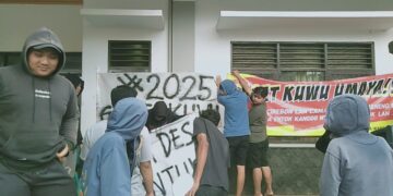 Kuwu Desa Wanasaba Kidul Didemo Warga Terkait Dana Desa dan Perilaku Tak Terpuji