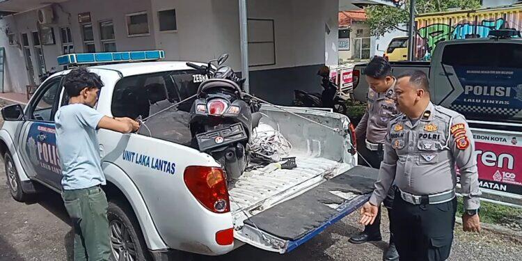 Truk Tronton Tabrak 4 Kendaraan Lain, 2 Orang Dilarikan ke Rumah Sakit
