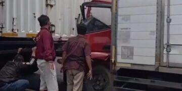 Ngerem Mendadak, Mobil Colt Diesel Seruduk Box Fuso
