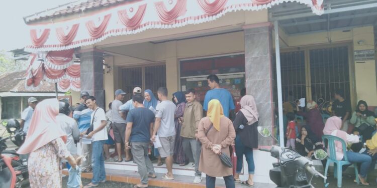 Pemdes Wiyong dan BPN Serahkan 436 Sertifikat Gratis kepada Masyarakat yang Ikut PTSL