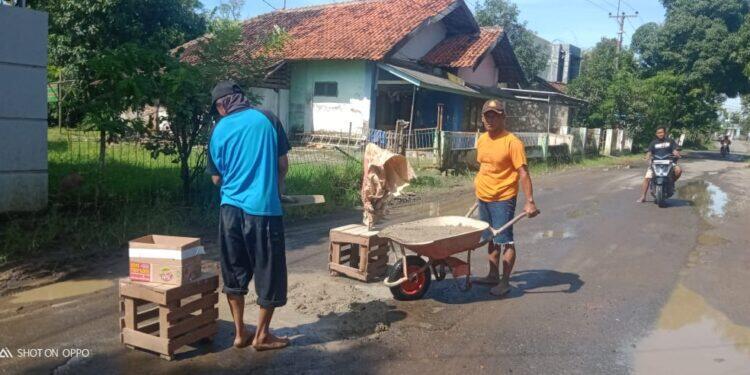 Tak Kunjung Diperbaiki, Warga Leuweunghapit Gotong Royong Tambal Sulam Jalan Kabupaten yang Bolong-bolong