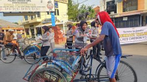 Polres Cirebon Kota Berbagi Takjil kepada Masyarakat