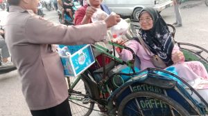 Ciptakan Suasana Kekeluargaan Polisi dan Masyarakat Melalui Takjil