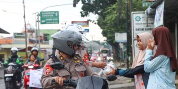 Polresta Cirebon Gelar Patroli Ngabuburit Sambil Berbagi