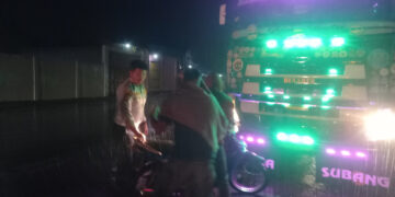 Terperosok Lubang Jalan, Pengendara Motor Nyaris Tewas Terlindas Truk Tronton