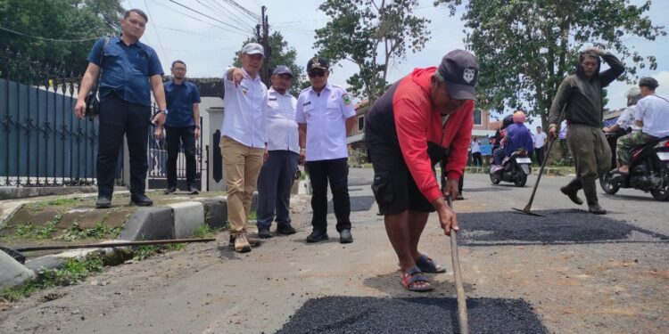 Bupati Dian Kejar Perbaikan Jalan Sebelum Lebaran Tuntas