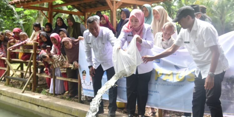 Wabup Tuti Tebar Benih Ikan di 100 Titik