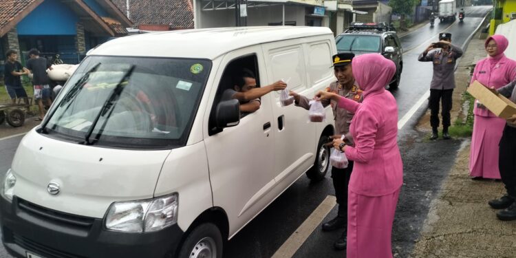 Polsek Cigugur Santuni Anak Yatim Piatu dan Bagikan Takjil