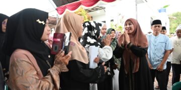 Wabup Tuti Hadiri Bukber dan Santunan Anak Yatim di Perum Pesona Alam