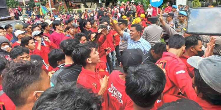 Di PHK Sepihak, Ribuan Buruh Ngadu ke Pemerintah