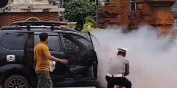 Mobil Minibus Tiba-tiba Terbakar di Lampu Merah Plered