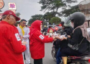 PMI Kabupaten Cirebon Bagikan 500 Paket Takjil kepada Pemudik Jalur Pantura