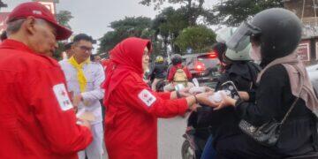 PMI Kabupaten Cirebon Bagikan 500 Paket Takjil kepada Pemudik Jalur Pantura