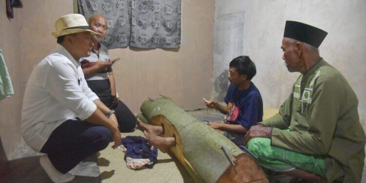 Bupati Dian Lepas Pasung Kaki Ajat Gegara Depresi Putus Cinta