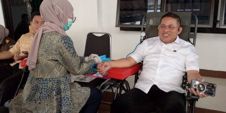 Bekerjasama dengan PMI, Kejari Kota Cirebon Menggelar Donor Darah